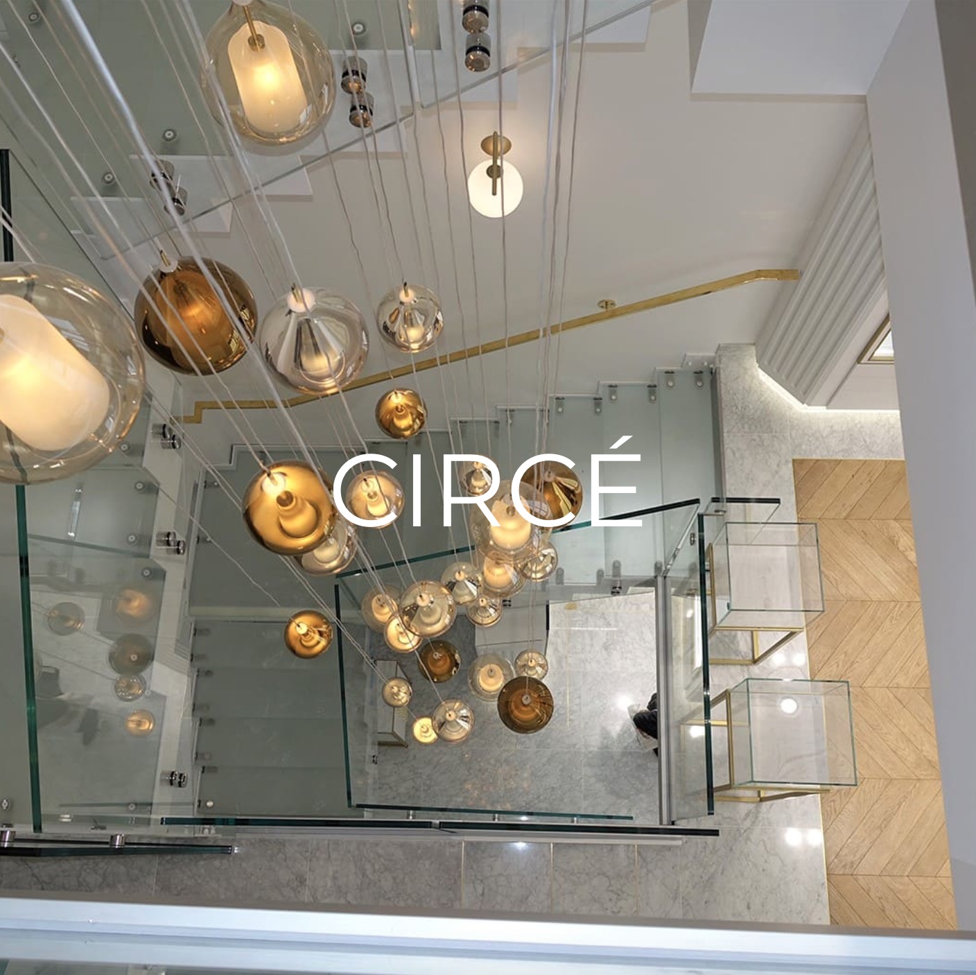 suspension en verre pour cage d'escalier