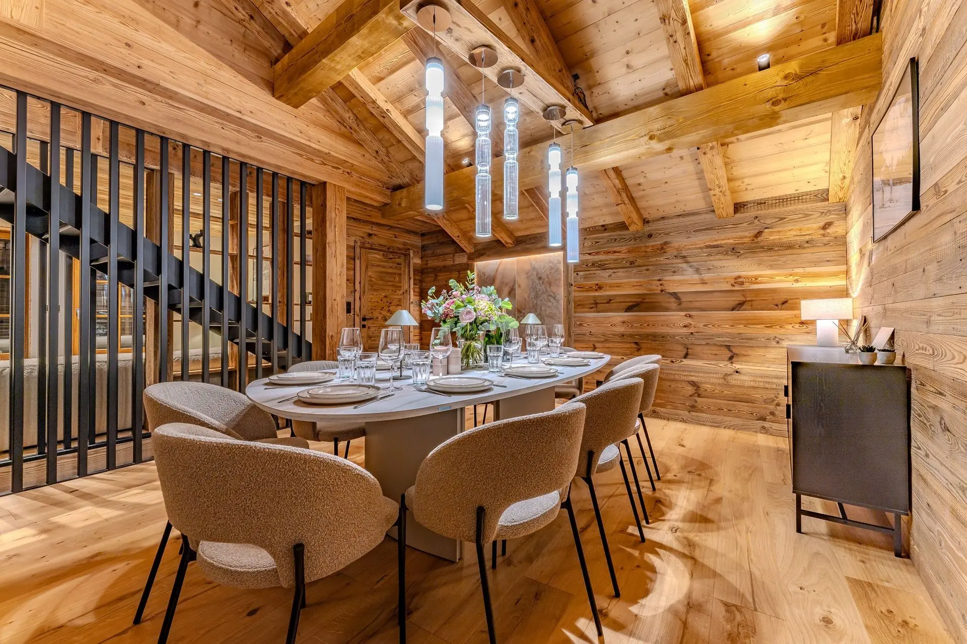 interieur en bois, suspension au dessus d'une table à manger dans un chalet