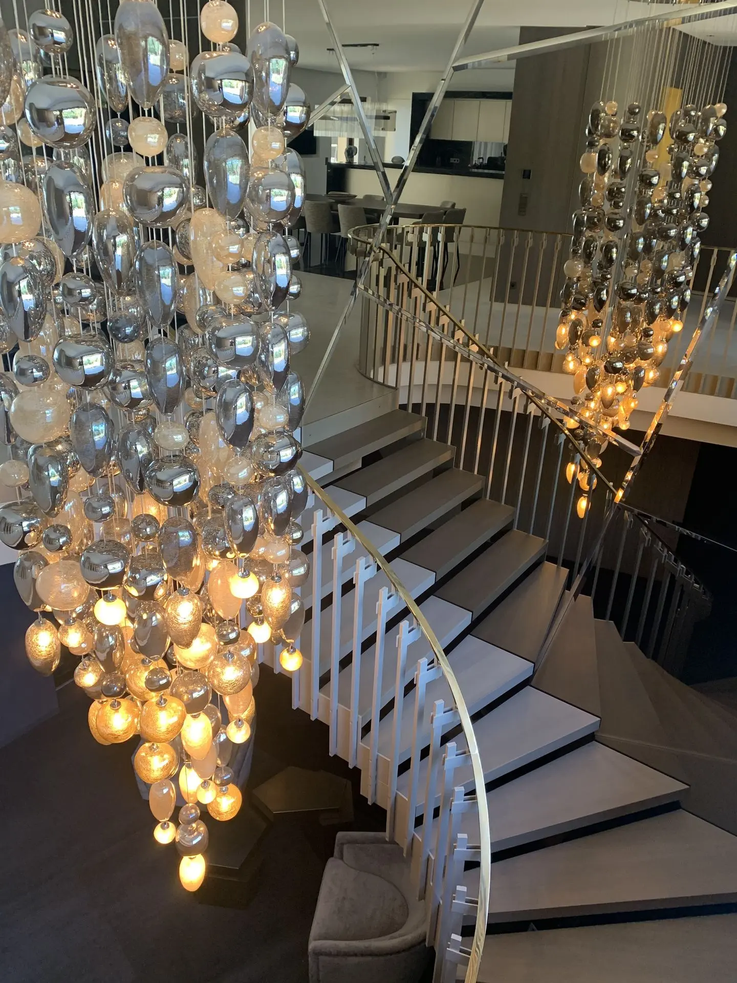 Escalier monumental, combinaison de verre colossal pour formé un luminaire gigantestque, xxl