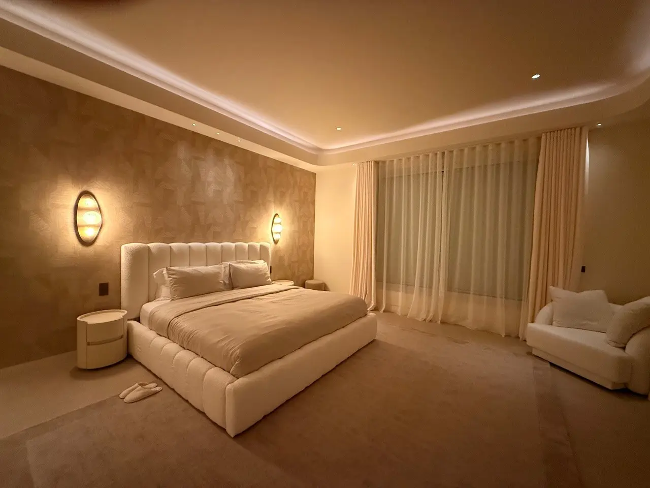 luminaire et chambre d'hotel épurés dans un style très moderne