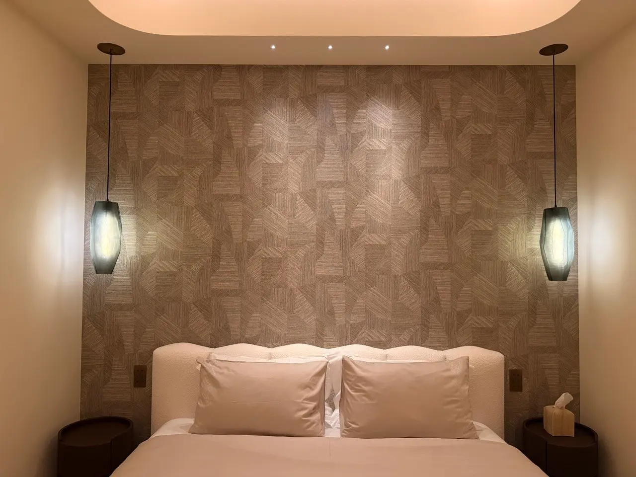 luminaire rustique dans une chambre au style moderne  