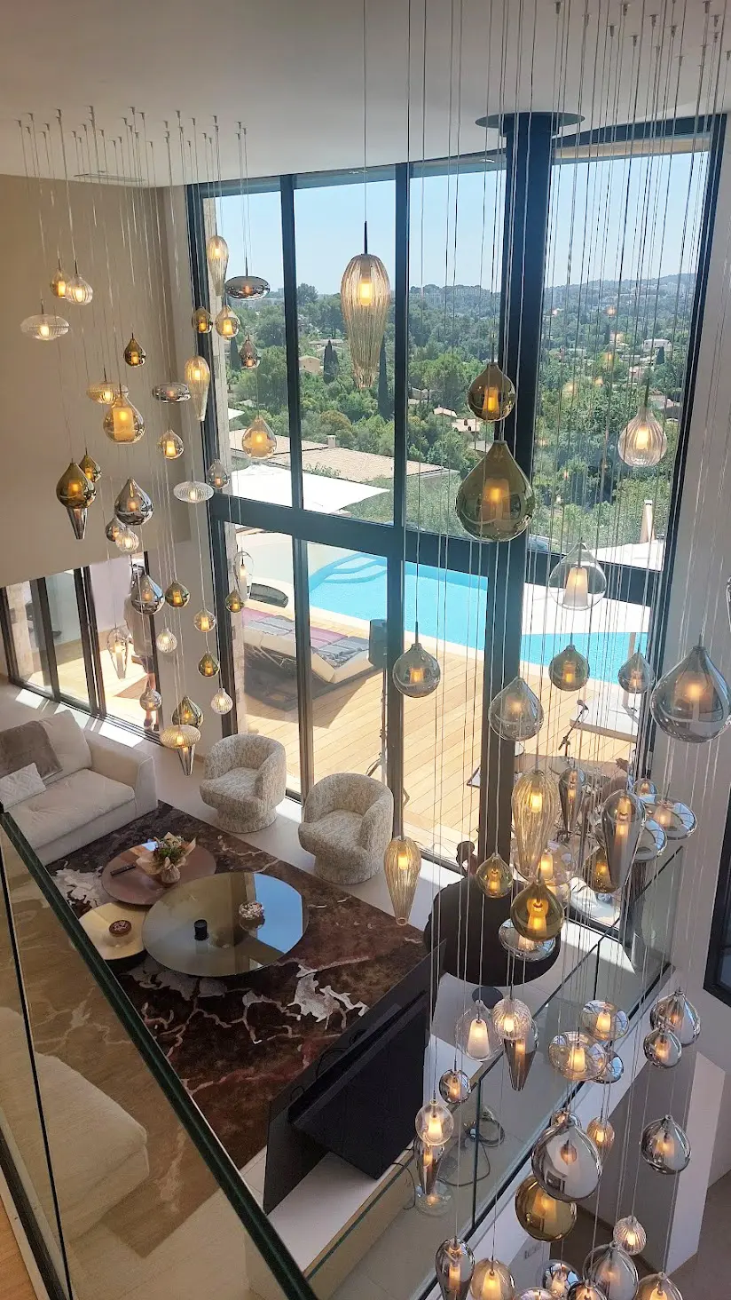 luminaire spectaculaire et prestigieux, grande baie vitrée, plafond très haut, effet chic dans une villa