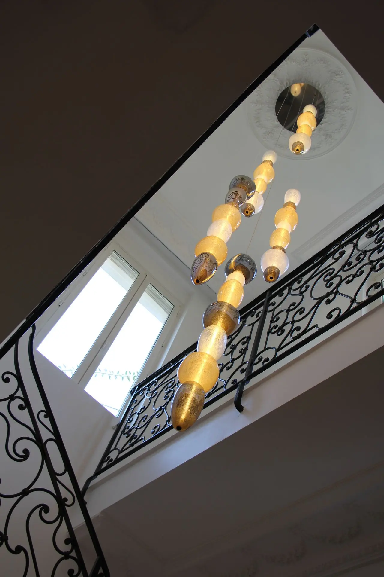 suspension verticale en cage d'escalier