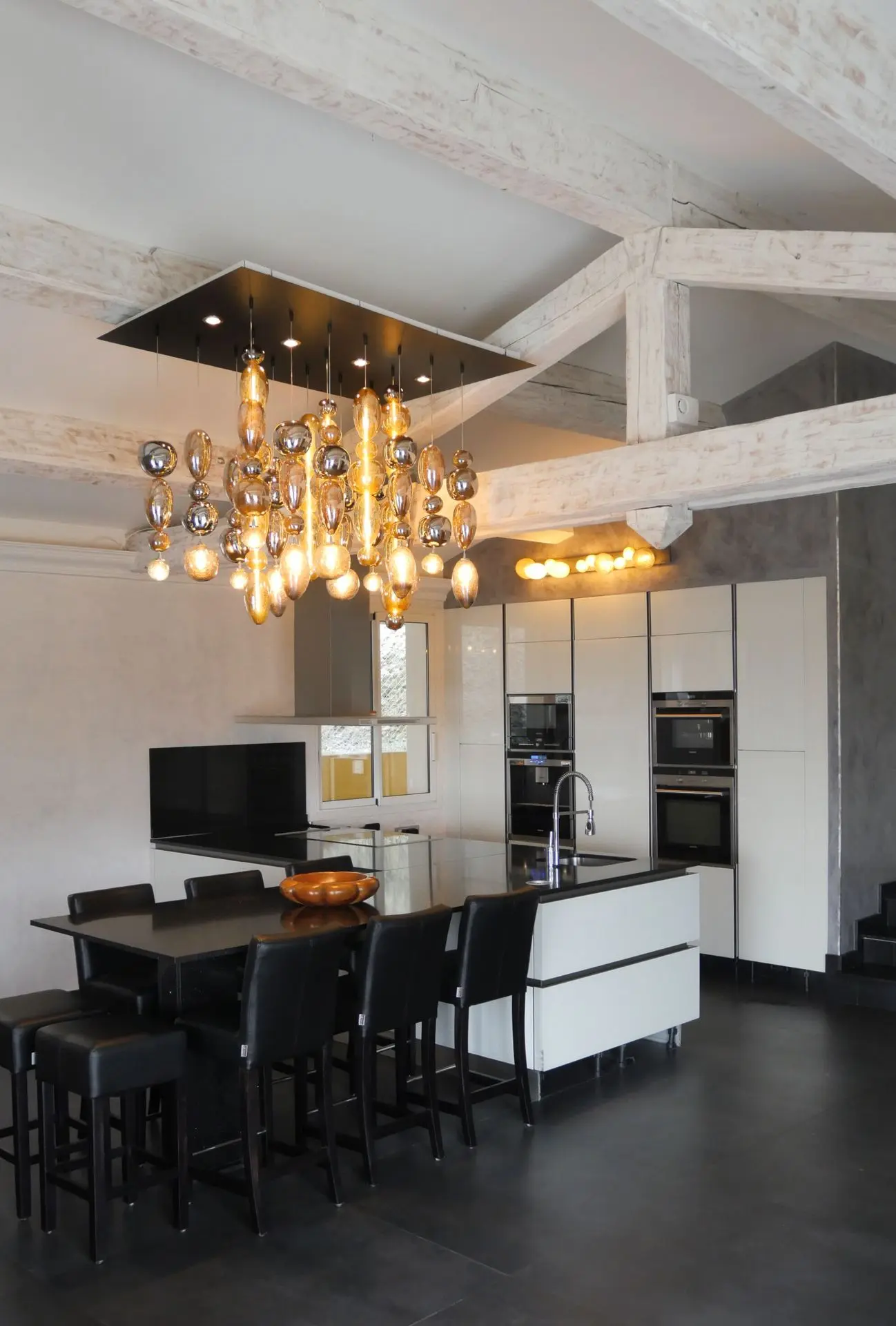 luminaire xxl accrocher a une plaque; solution pour un plafond avec des poutres et rampant. 