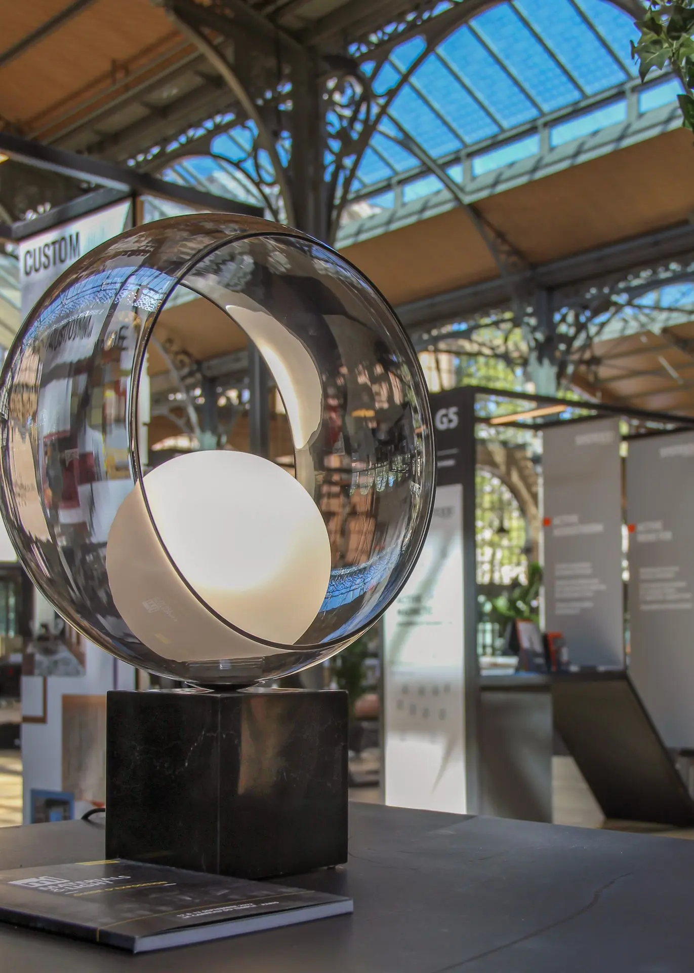 lampe à poser géométrique en verre