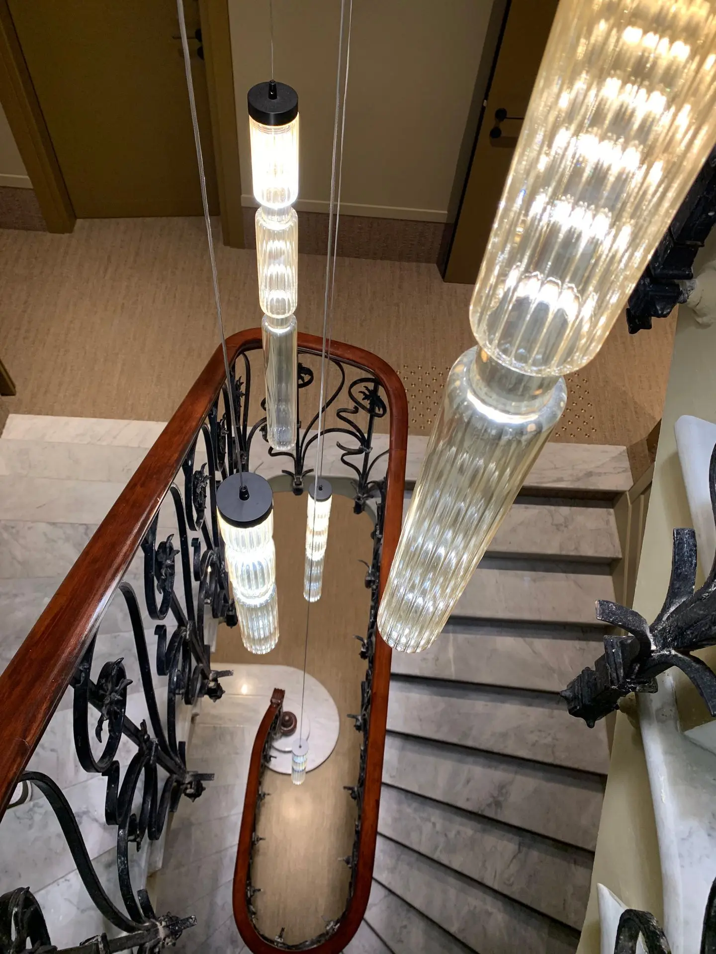 lustre en verre pour cage d'escalier