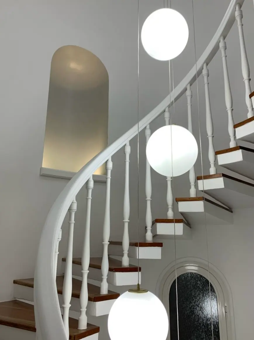 suspension moderne blanche pour cage d'escalier