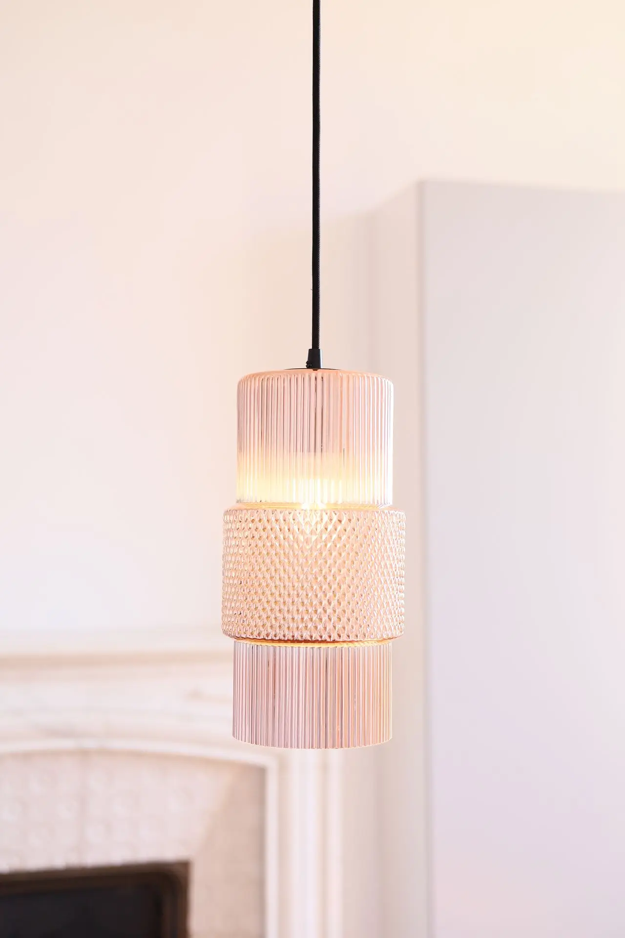 suspension en verre rose métallique