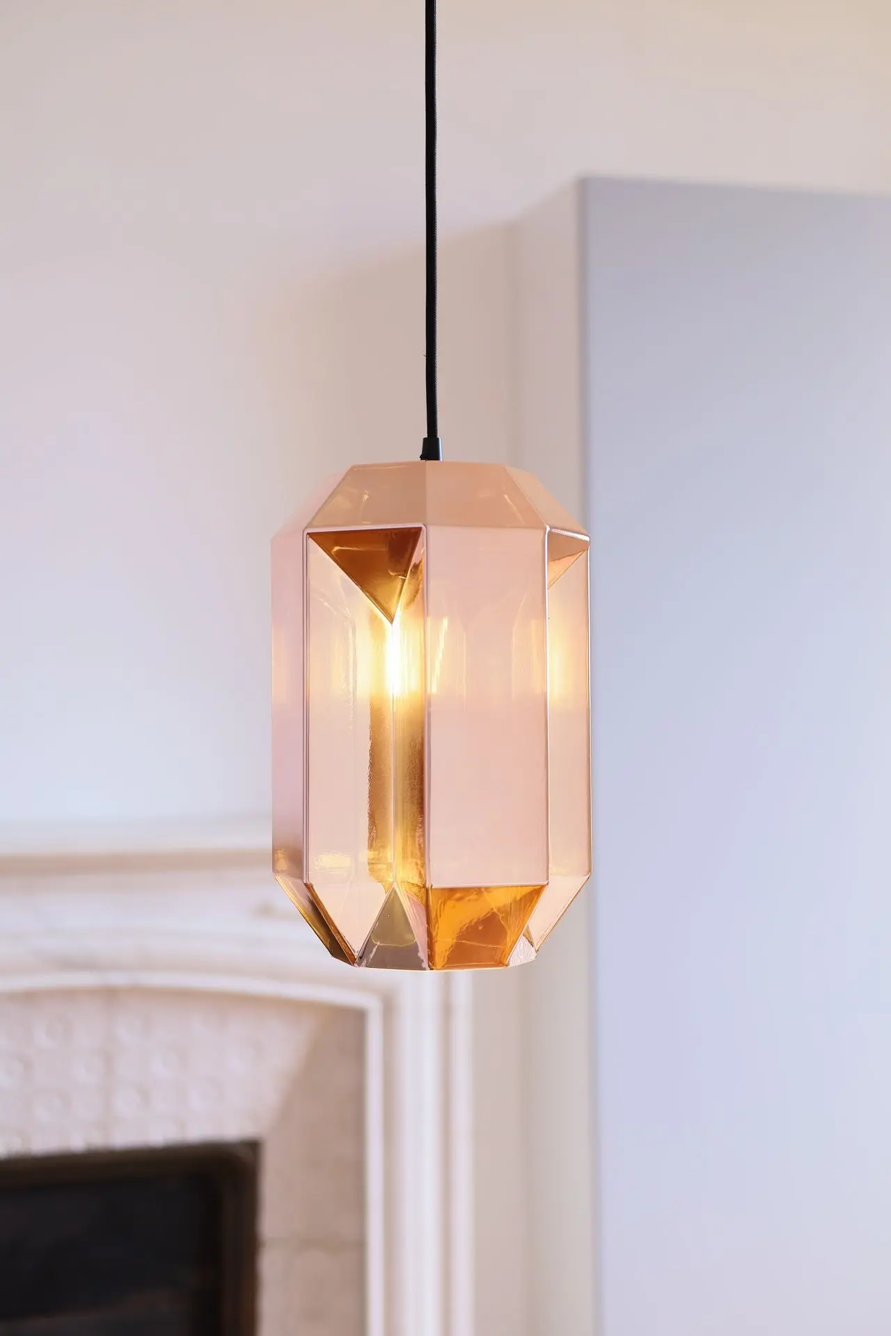 suspension géométrique en verre rose métallique