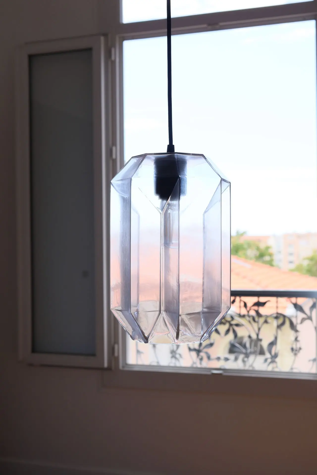 suspension moderne en verre transparent
