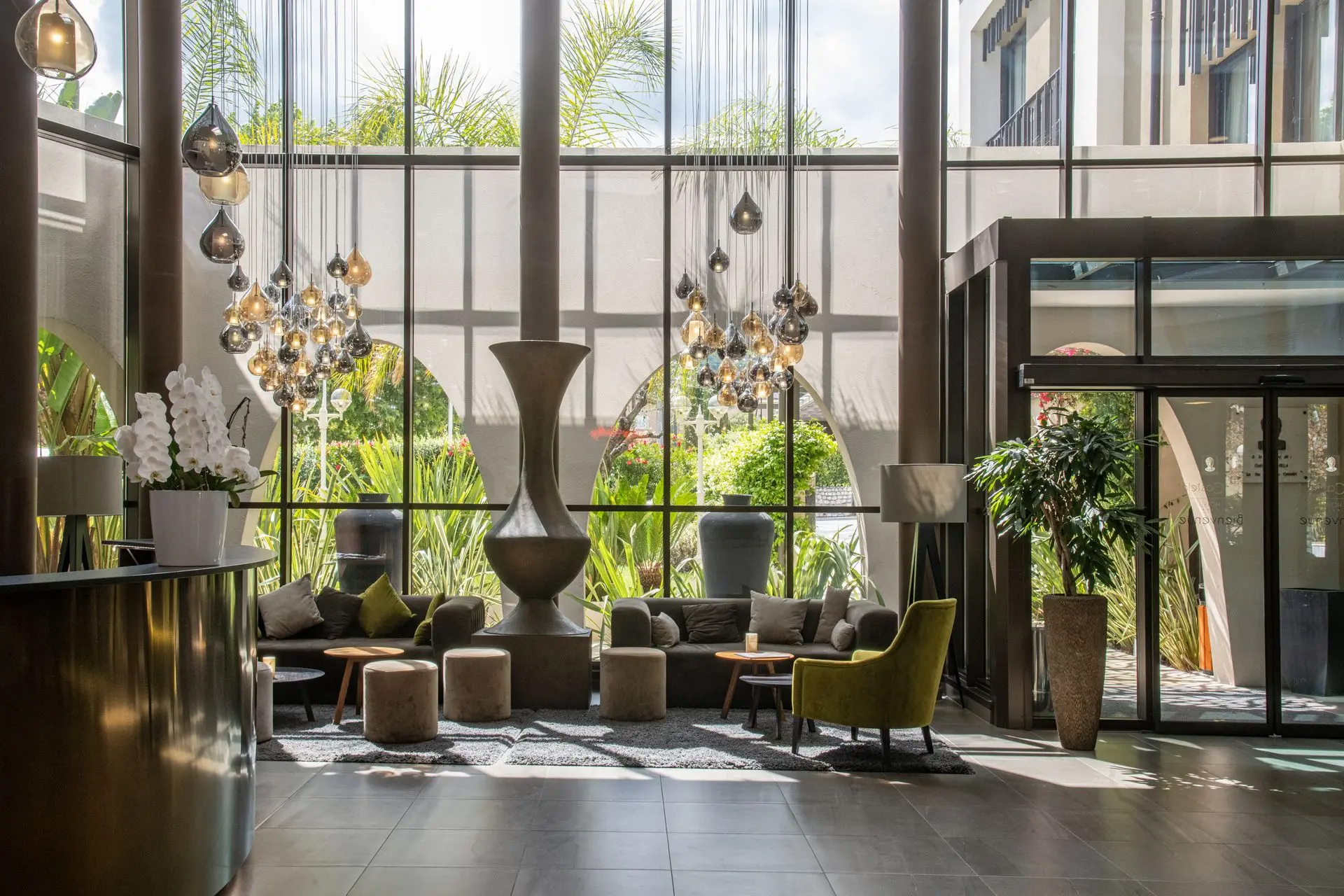 Grande suspension véranda hall d'hôtel