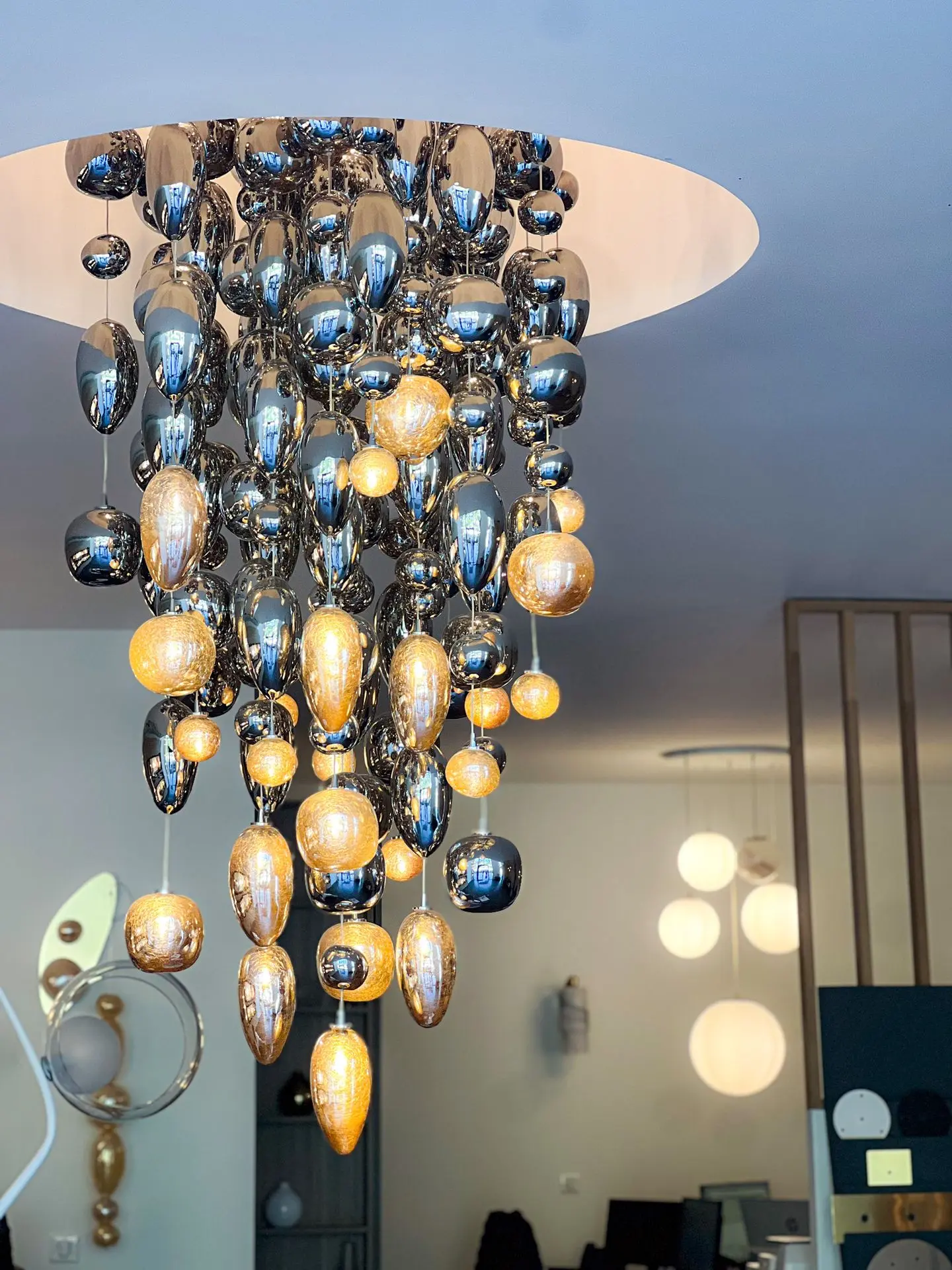 suspension de luminaire dans un showroom à Nice