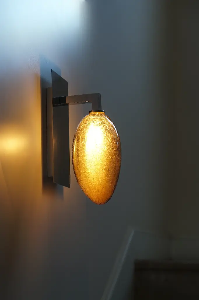Applique bras miroir galet 01 Airain Situ SwitchOn.webp